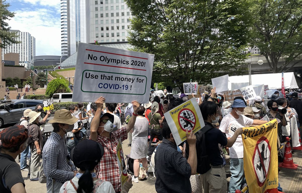 写真・図版 : 東京五輪の開会式の日に東京都庁の前で行われた、五輪反対を訴えるデモ＝2021年7月23日午後、東京都新宿区