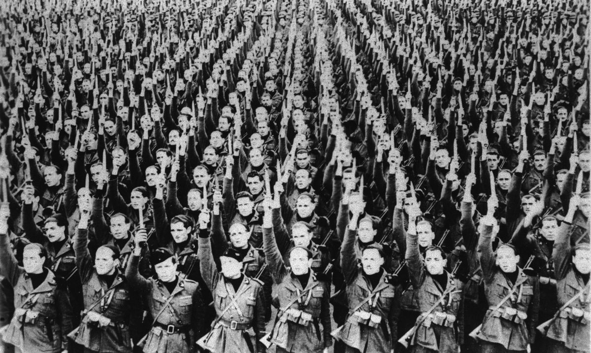 写真・図版 : 黒シャツ隊と呼ばれたイタリア国防義勇軍の結成20周年式典。ムッソリーニ首相に向かって敬礼する様子＝1943年2月