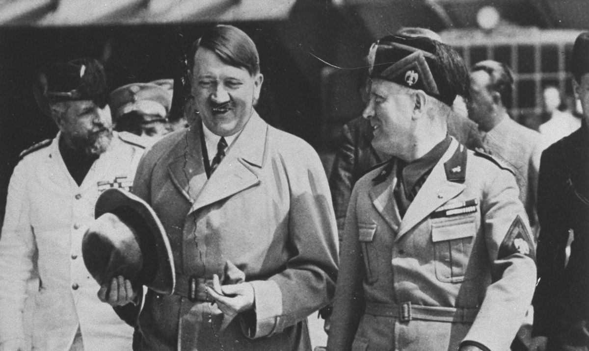 写真・図版 : 枢軸国として同盟を続け、親交も重ねたムッソリーニ・イタリア首相とヒトラー・ドイツ首相＝1934年6月22日、イタリア・ベニス
