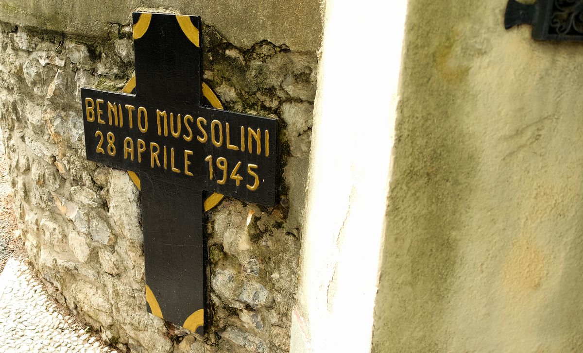 写真・図版 : ベニート・ムッソリーニが1945年4月に処刑された場所にある標示（Fabio Caironi / Shutterstock.com）