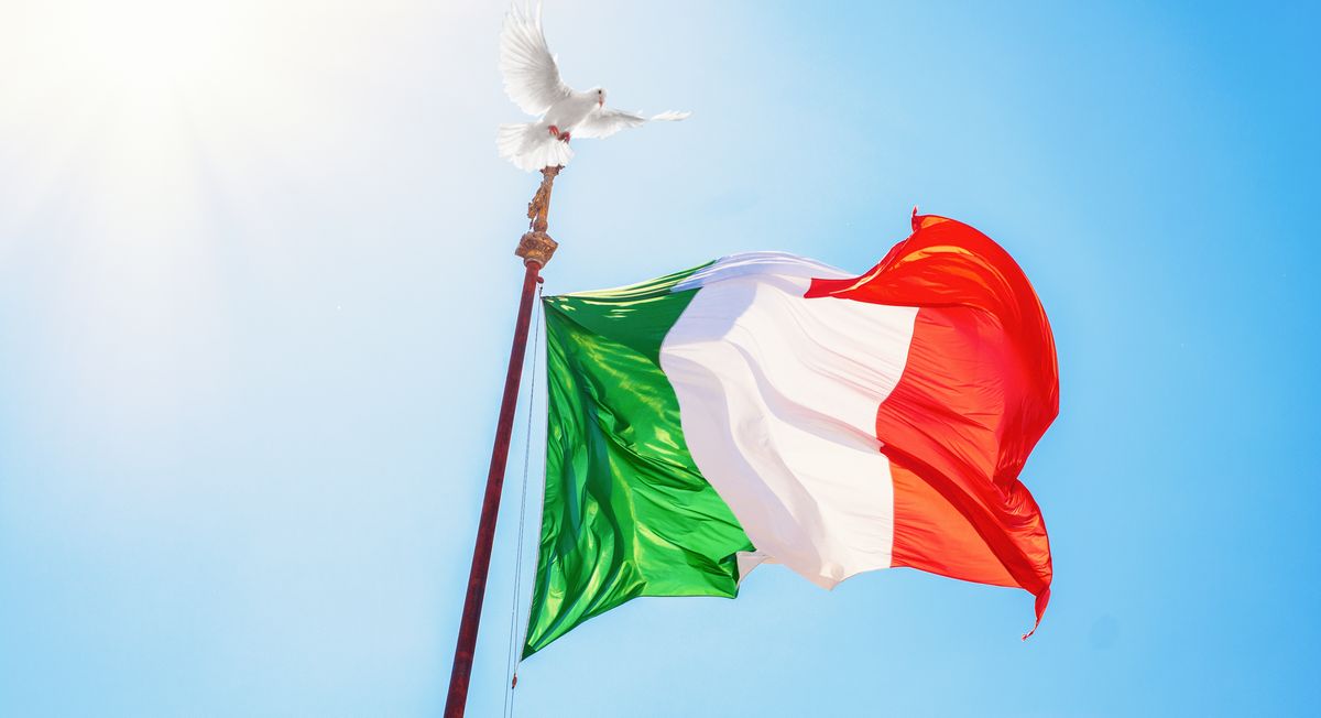 写真・図版 : イタリアの三色旗（Roman_studio / Shutterstock.com）