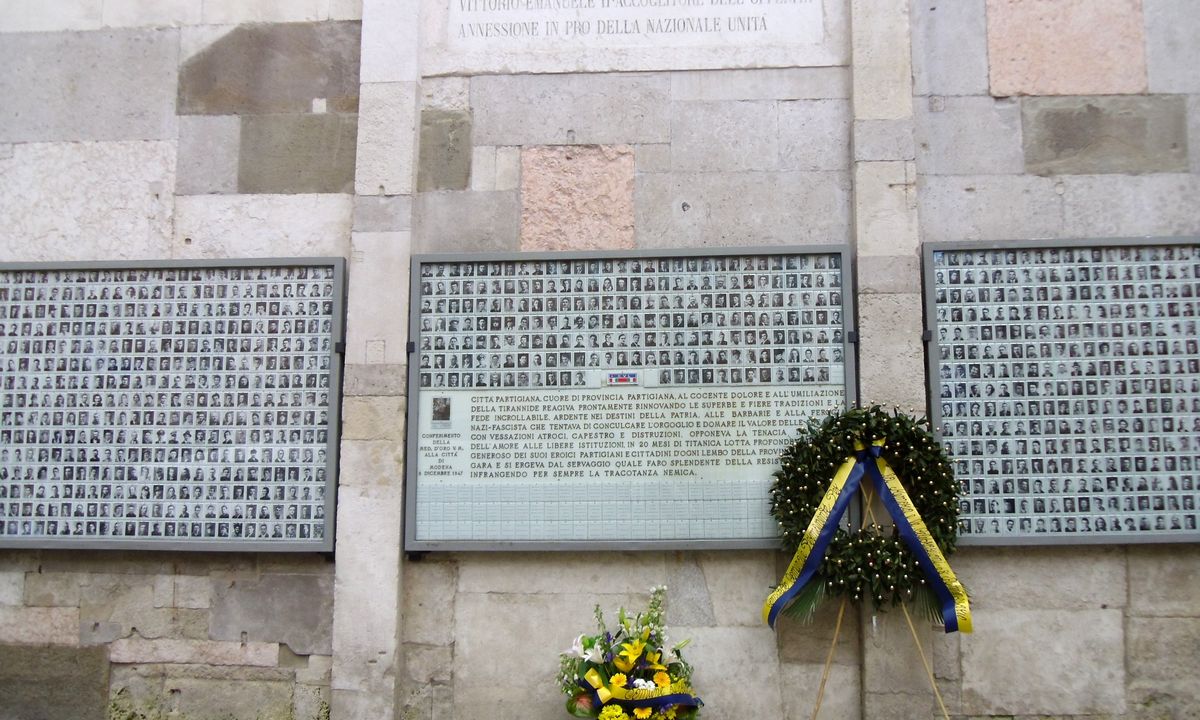 写真・図版 : パルチザンを追悼し、記憶する施設がイタリアン全土にある。モデナでは第2次大戦中に犠牲となったパルチザンの写真と名前が刻まれている（Bird022 / Shutterstock.com）