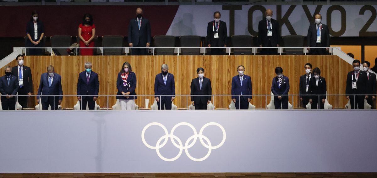 写真・図版 : 東京五輪の開会式で黙禱する天皇陛下、IOCのトーマス・バッハ会長、菅義偉首相ら＝2021年7月23日、国立競技場