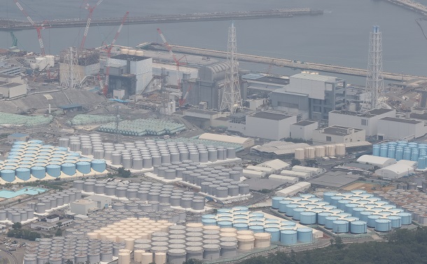 写真・図版 : 処理水の貯蔵タンクが並ぶ東京電力福島第一原発＝2021年6月22日