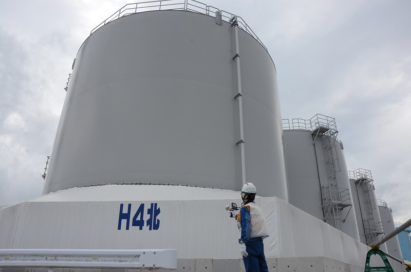 写真・図版 : ALPSで処理した水をためているタンク。1基で1200トン程度の水が入るという＝2020年9月7日、東京電力福島第一原発