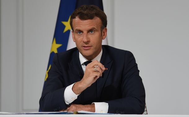 写真・図版 : フランスのマクロン大統領＝2021年6月11日、パリの大統領府