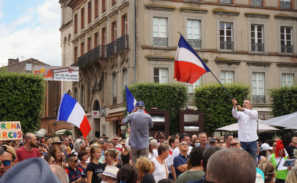 写真・図版 : 「衛生パス」とワクチン義務化に抗議するため三色旗を掲げて抗議する人たち＝アルビ・フランス、2021年7月17日　S. Pech/shutterstock.com