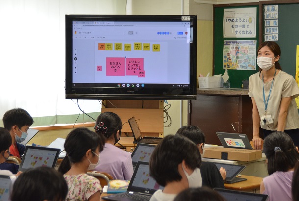 写真・図版 : ホワイトボードアプリを使ってパソコンで意見交換する小学生たち