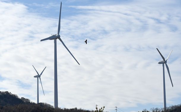 写真・図版 : 再生可能エネルギーとして期待される風力発電＝2021年2月14日、兵庫県淡路市 
