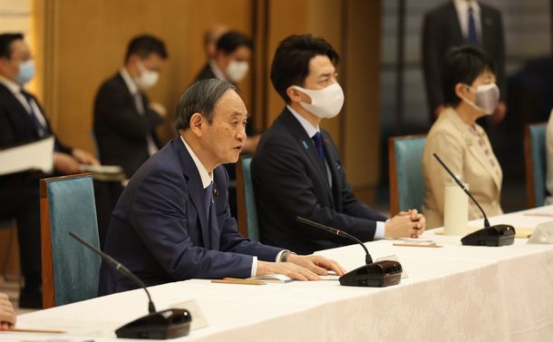 写真・図版 : 地球温暖化対策推進本部に臨む（左手前から）菅義偉首相、小泉進次郎環境相ら＝2021年4月22日、首相官邸