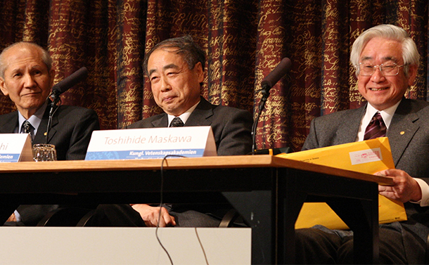 写真・図版 : ノーベル賞受賞者会見の冒頭、「日本語しか話しません」と英語で断る益川敏英さん（右端）。左隣は共同受賞者の小林誠さん、左端は化学賞を受賞した下村脩さん＝2008年12月7日、ストックホルム