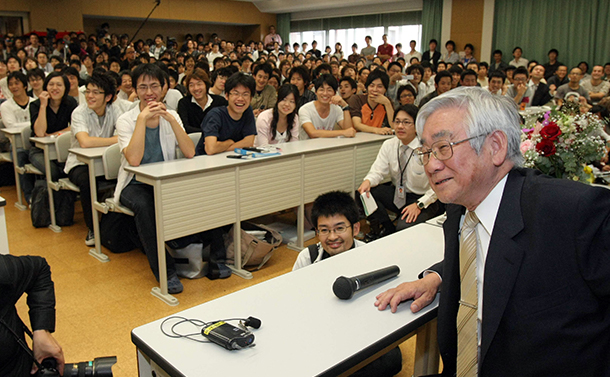 写真・図版 : ノーベル賞の受賞を記念して開かれた講演で、学生を前にユーモアを交えながら話す益川敏英さん＝京都大学、2008年10月8日