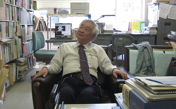 写真・図版 : 京都産業大学の益川敏英さんの研究室。壁には、天井まで専門書がびっしりと並んだ＝2008年9月