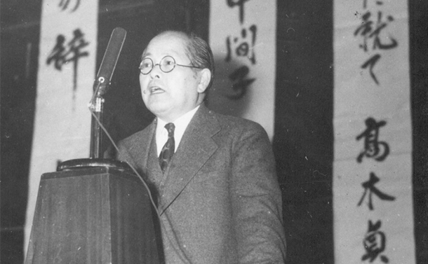写真・図版 : 講演する仁科芳雄博士＝1949年