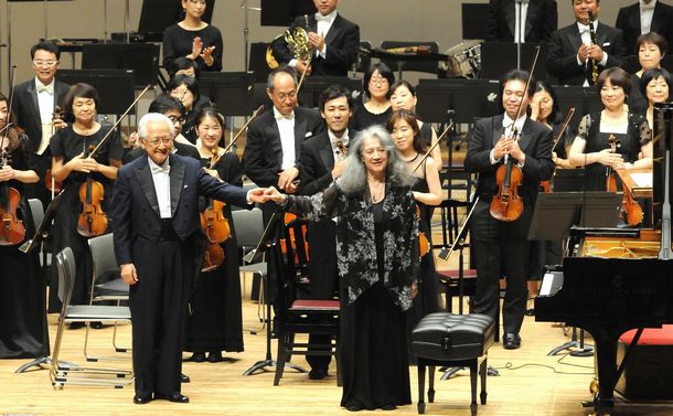 写真・図版 : 秋山和慶（左）と広響「平和音楽大使」のピアニスト、マルタ・アルゲリッチ（写真提供・広島交響楽団）