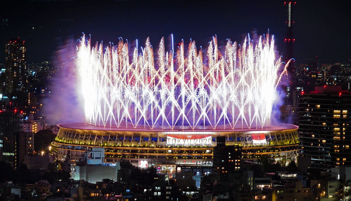 写真・図版 : 東京五輪の開会を告げる花火が、緊急事態宣言下の東京の街を照らした＝2021年7月23日、国立競技場