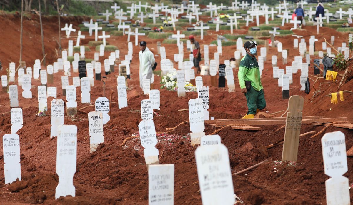 写真・図版 : インドネシア・ジャカルタのコロナ専用墓地。墓標で埋め尽くされ敷地が足りなくなっている