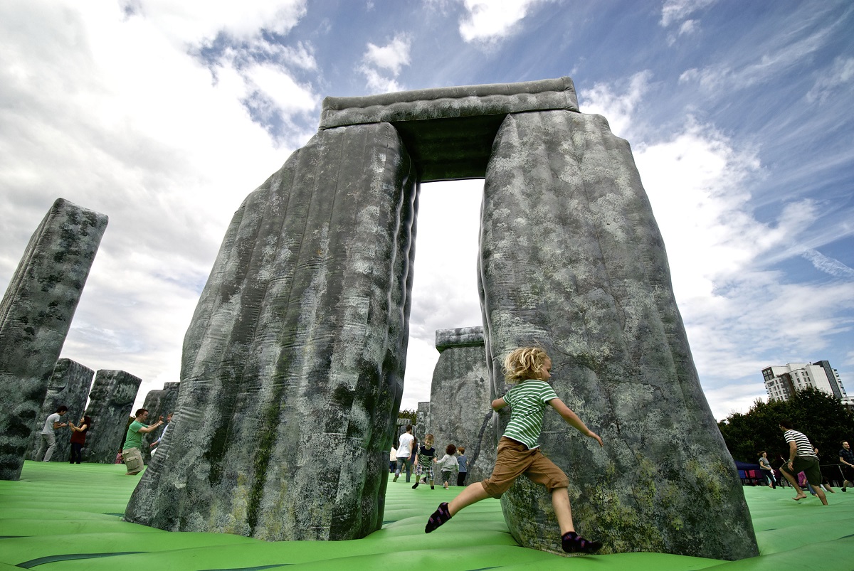 写真・図版 : ロンドン五輪の文化プログラムでは、巨石記念物「ストーンヘンジ」の原寸大バルーンが英国各地を巡回し、人気を集めた＝©Mayor of London
