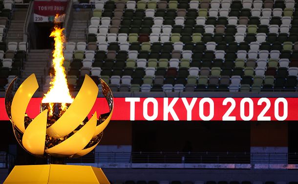 写真・図版 : 東京五輪開会式の聖火台＝2021年7月23日、国立競技場