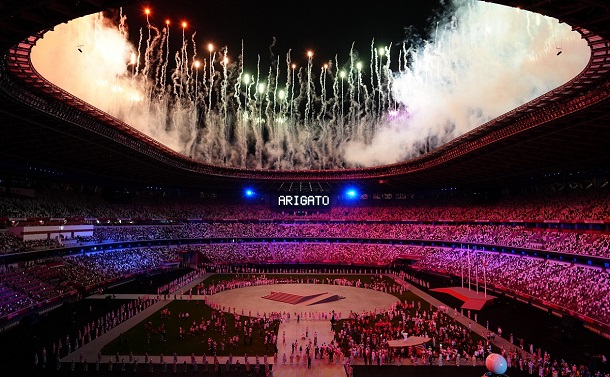 写真・図版 : 東京五輪の閉会式。電光掲示板に「ARIGATO」の文字が表示された＝2021年8月8日、国立競技場