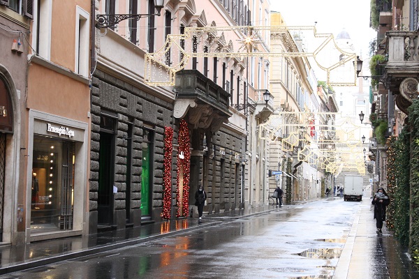 写真・図版 : ロックダウンで通りの両側に並ぶ店がほぼすべて閉店し、閑散としたローマの中心街＝2021年1月5日