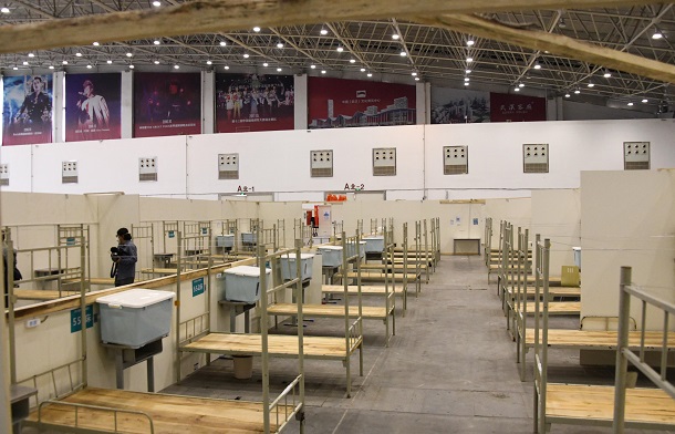 写真・図版 : 武漢市内の大型展示場を改造してつくられた軽症者用の臨時病院＝2020年4月9日、中国・武漢市 
