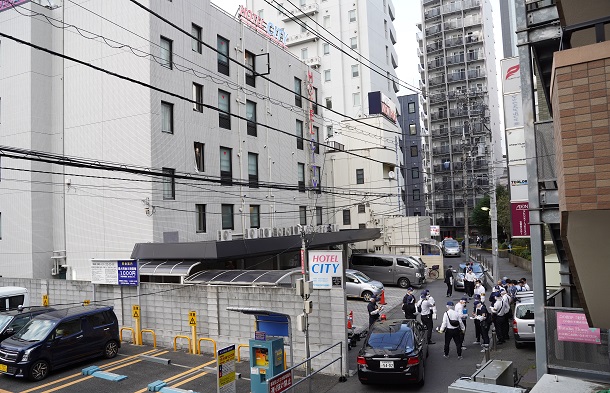 写真・図版 : 東京都立川市のホテルで起こった殺傷事件の現場＝2021年6月