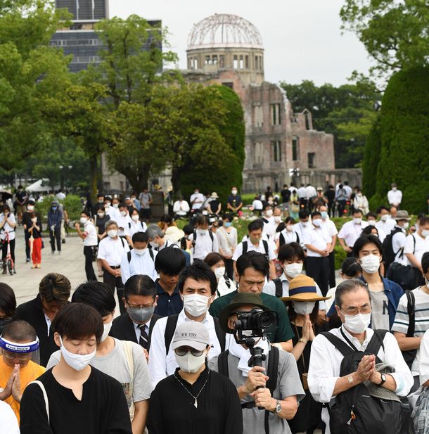 写真・図版 : People observe a moment of silence at the time of the atomic bombing on the morning of August 6, 2020, at Naka Ward, Hiroshima.