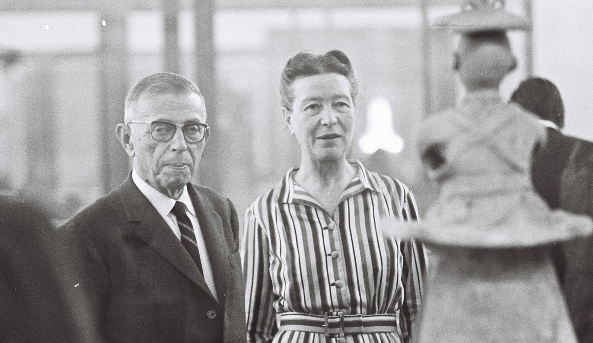 写真・図版 : 来日したジャン・ポール・サルトル氏とシモーヌ・ド・ボーボアール氏。訪れた東京国立博物館で埴輪をみつめる様子=1966年9月21日