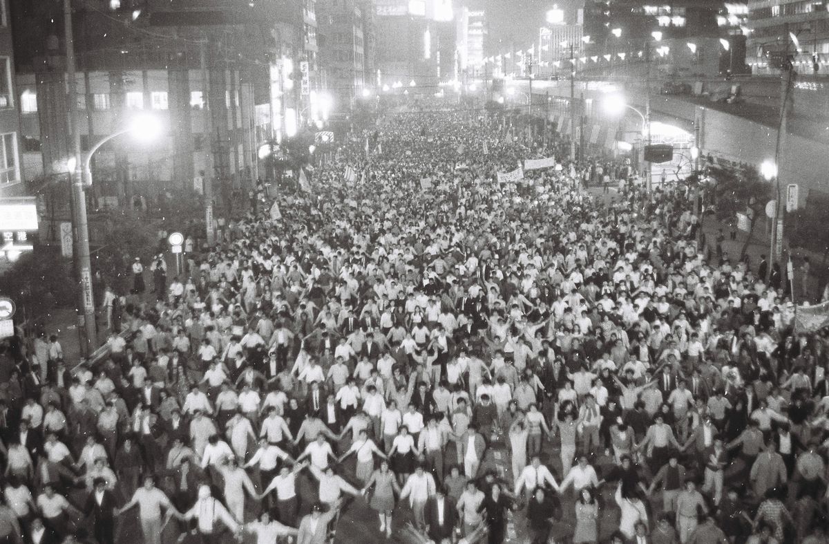 写真・図版 : それまでの最大規模となったベトナム反戦デモ。東京・銀座の八重洲通りいっぱいに広がった＝1970年6月23日、東京都中央区銀座1丁目
