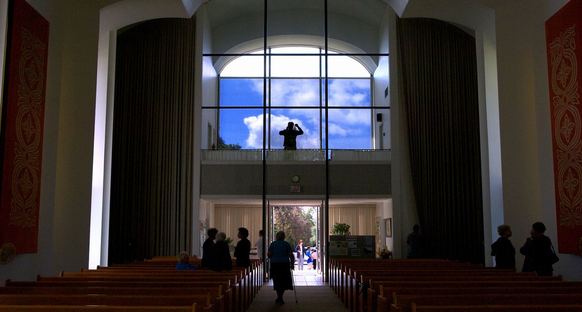 写真・図版 : 映画『卒業』の舞台になったラバーン・ユナイテッドメソディスト教会。ラストシーンでベンが教会の2階から叫ぶ場面を、信者の一人が再現してくれた＝2007年9月、米カリフォルニア州ラバーン