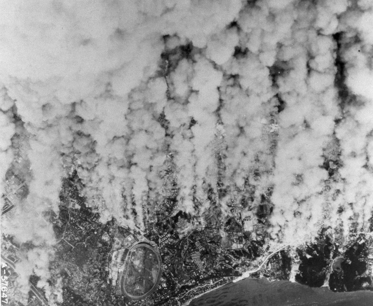 写真・図版 : 米軍の焼夷弾爆撃で炎上する横浜。この日だけで500機を超すB29爆撃機による焼夷弾約44万個の空爆を受け、3650人が犠牲となったと推計される＝1945年5月29日、米軍撮影