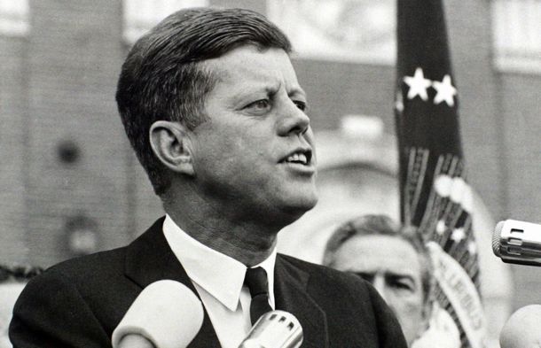 写真・図版 : 暗殺の数時間前、米テキサス州フォートワースで演説するケネディ大統領。ケネディ氏の在任中に大統領が「核のボタン」を常に持ち歩くことが制度化された＝1963年11月22日