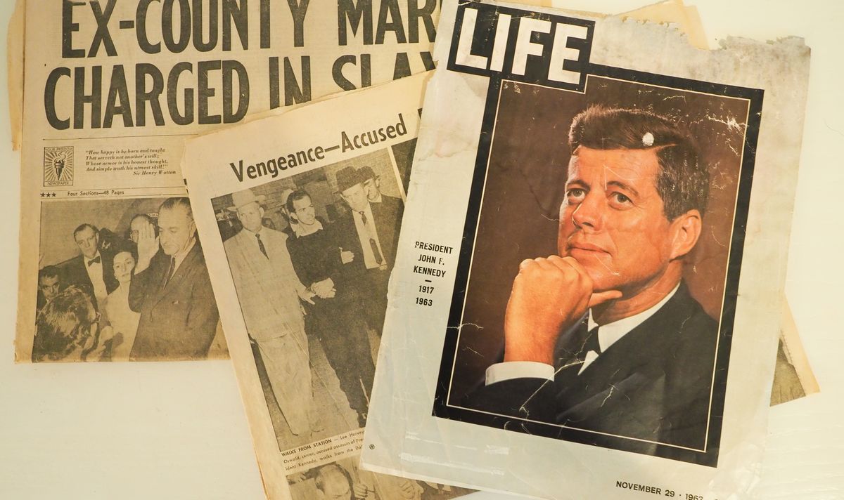 写真・図版 : ケネディ大統領の暗殺事件と、実行犯とされるリー・ハーヴェイ・オズワルドへの銃撃を伝えるLIFE誌や新聞（Teresa Otto / Shutterstock.com）