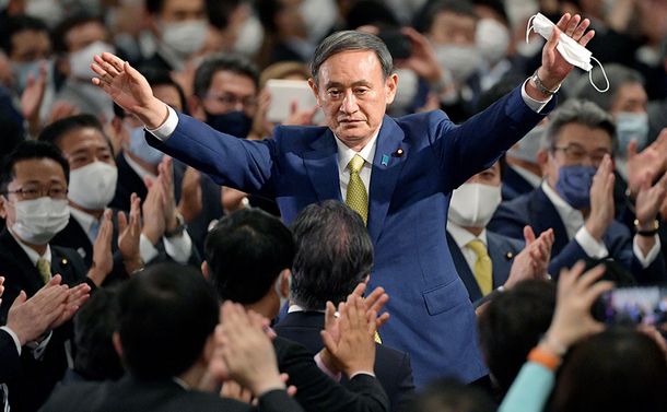 写真・図版 : 昨年、自民党総裁選に勝利したときの菅義偉首相