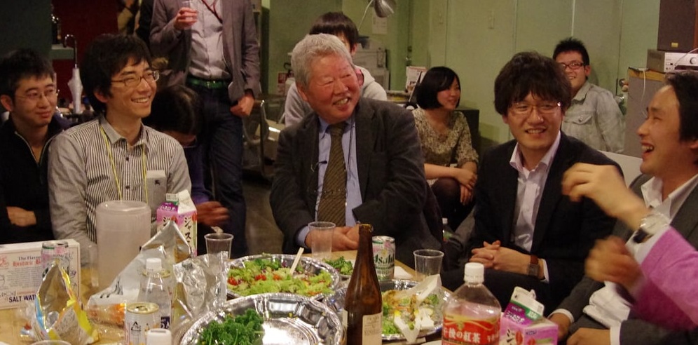 写真・図版 : 懇親会でゼミの卒業生らと話しながら笑顔を見せる立花隆さん＝高橋範吉さん撮影