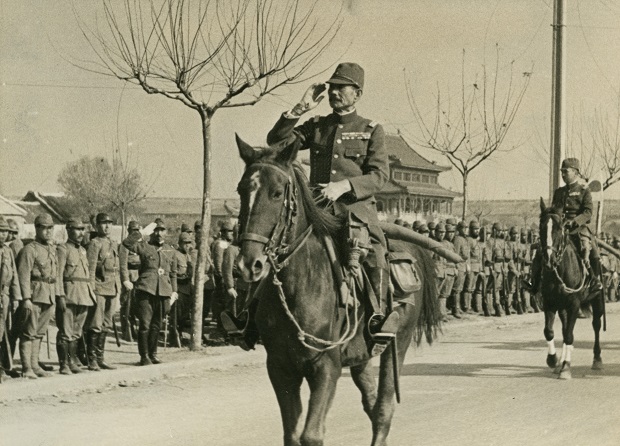 写真・図版 : 南京に入城した陸軍大将・松井石根軍司令官（中央）＝1937年12月17日、朝日新聞DBより