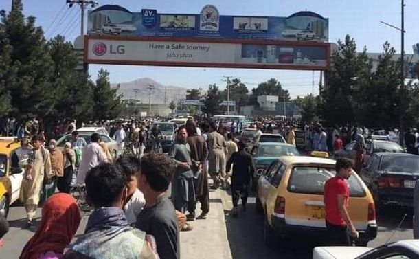 写真・図版 : アフガニスタンのカブール国際空港に向かう道では大渋滞が起きていた＝2021年8月、西谷文和さん提供