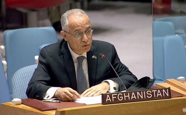 写真・図版 : ８月16日、アフガニスタン情勢をめぐる国連安全保障理事会の会合で演説するアフガニスタンのイサクザイ国連大使＝国連ウェブTVの配信動画から 
