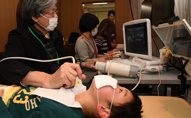 写真・図版 : 超音波による甲状腺の検査＝2018年2月10日、土浦市 
