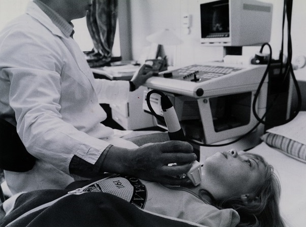 写真・図版 : 超音波で甲状腺がんの検診を受ける少女＝1990年7月、旧ソ連・白ロシア共和国放射線医学センター