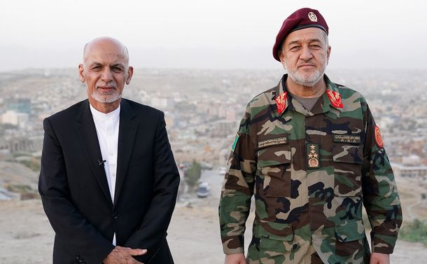 写真・図版 : アフガニスタンの首都カブールで8月14日、治安部隊の監視台などを視察したガニ大統領（左）とムハンマディ国防相代行＝2021年8月14日、アフガン大統領府のツイッターから 