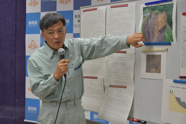 写真・図版 : 盛り土の崩落について説明する難波喬司副知事＝2021年7月14日、県庁 