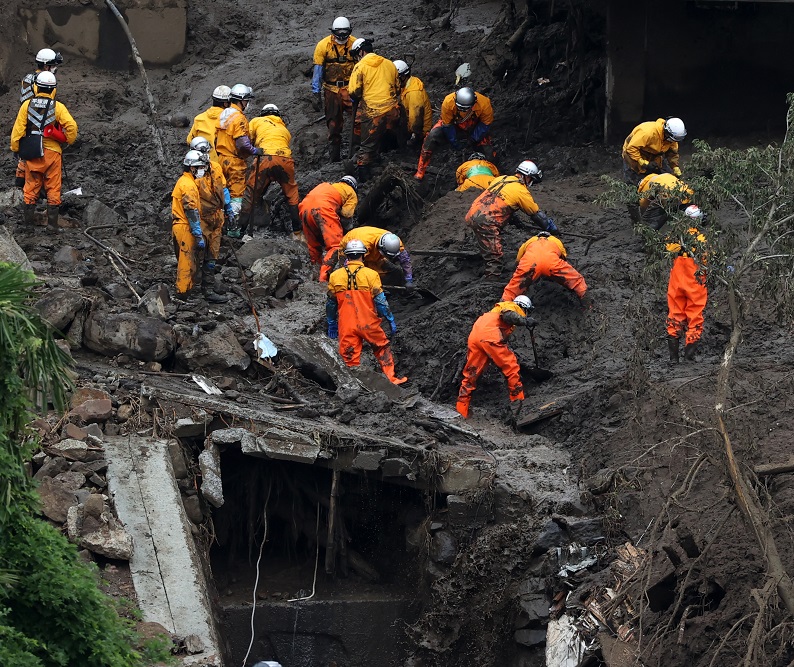 写真・図版 : 土石流があった現場を捜索する消防隊員たち＝2021年7月8日、静岡県熱海市 