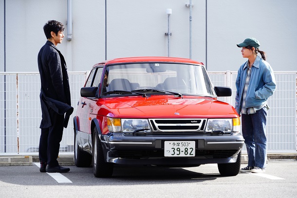 写真・図版 : みさき(三浦透子、左)と家福(西島秀俊)　©2021『ドライブ・マイ・カー』製作委員会