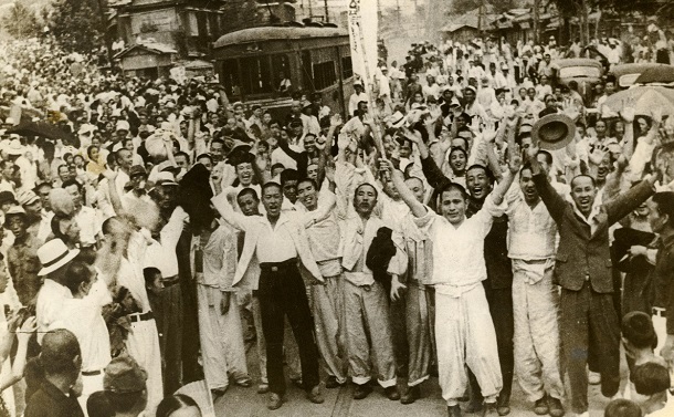 写真・図版 : 日本の植民地支配からの解放を喜ぶ朝鮮の人々=1945年、ソウル、「東亜日報」提供