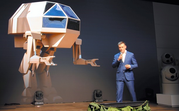 写真・図版 : カラシニコフ社が展示したロボット兵器のイメージ＝2019年6月25日、モスクワ近郊