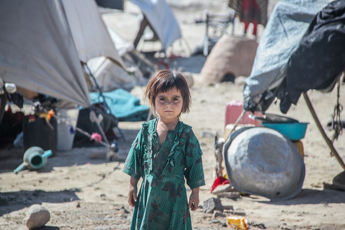 写真・図版 : タリバンが占拠したアフガニスタン北部から首都カブールに逃れ、難民になった子ども＝2021年8月、Trent Inness/ shutterstock.com