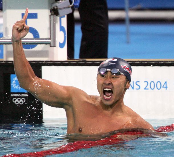 写真・図版 : アテネ五輪男子水泳100メートル平泳ぎで優勝した北島康介=2004年8月15日