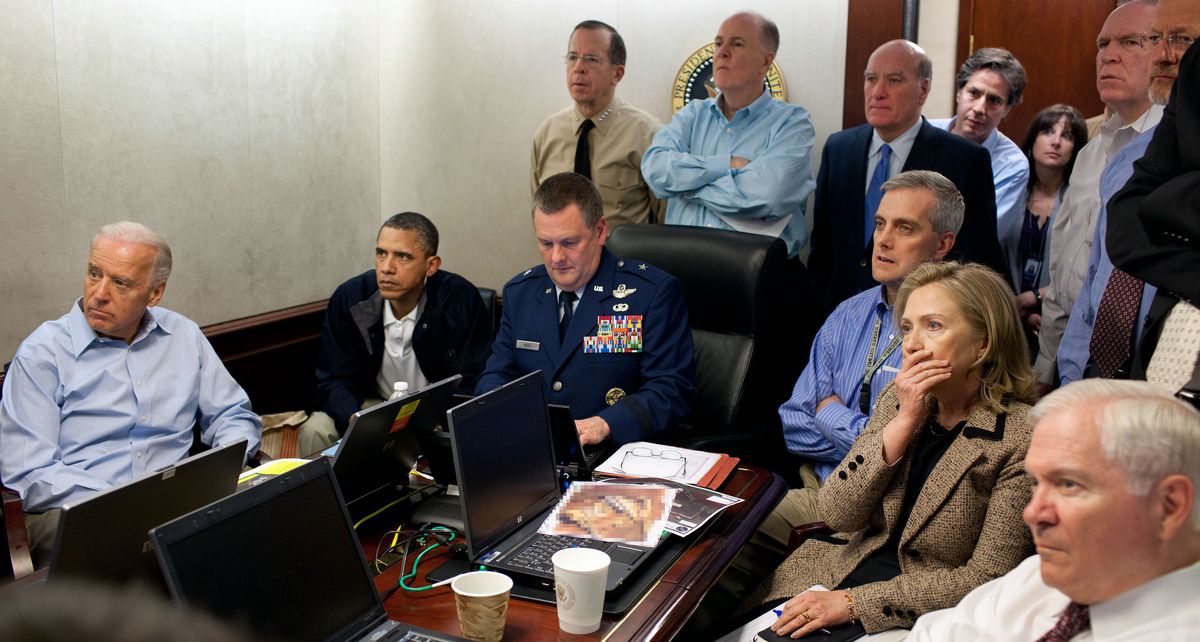 写真・図版 : 米ホワイトハウスの危機管理室で、ビンラディン容疑者の急襲作戦現場からの同時中継を見守るオバマ大統領（左から2人目）ら米政府首脳＝2011年5月1日、ホワイトハウス提供